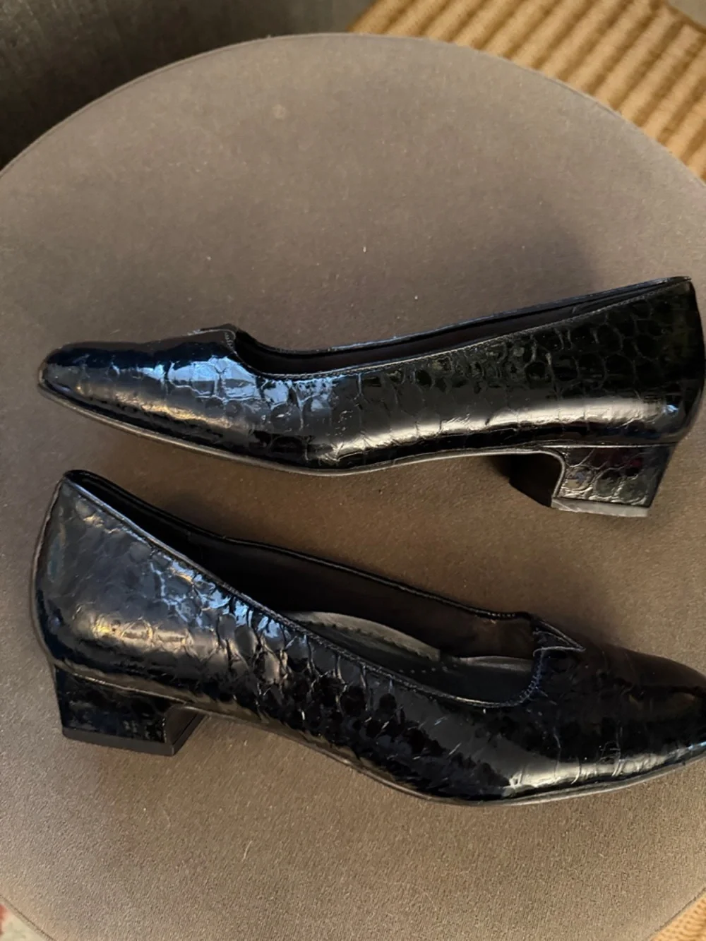 Trotters Doris Black Crocodile Embossed Patent Leather Womens 7M Low Block Heel